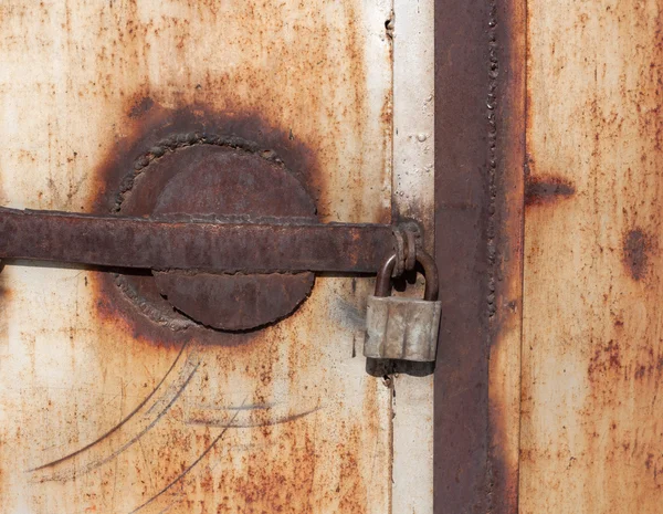 Primo piano di un lucchetto vintage arrugginito — Foto Stock