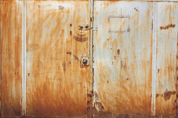 Aanval door corrosie poort van garage — Stockfoto