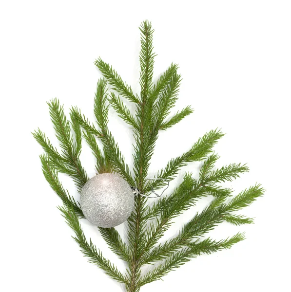 Bola de árbol de Navidad colgando de una rama de árbol de Navidad, aislado — Foto de Stock