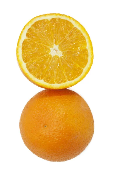 白地に孤立したオレンジ — ストック写真