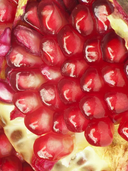 Extrémní zblízka pozadí červené šťavnaté zralé granátové jablko ovoce — Stock fotografie