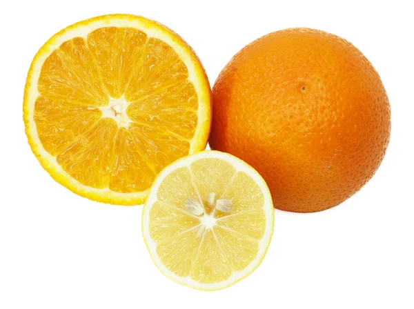 Sinaasappelen en citroen geïsoleerd op wit — Stockfoto