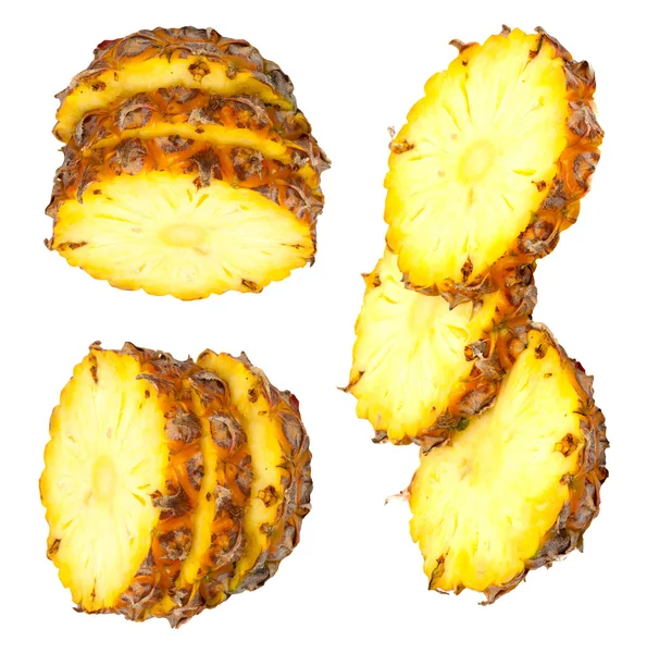 Tres rodajas de ananas, aisladas sobre fondo blanco, con sh claro — Foto de Stock