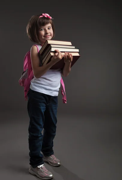 Ritratto di una ragazza piccola carina andando a scuola. Studio girato — Foto Stock