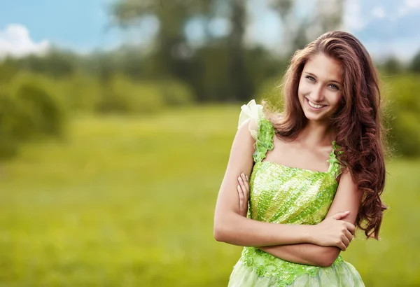 Portrait of a young beautiful woman on the nature — Stock Photo, Image