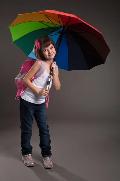 Porträt von einem netten kleinen Mädchen in die Schule gehen. Studioaufnahme — Stockfoto