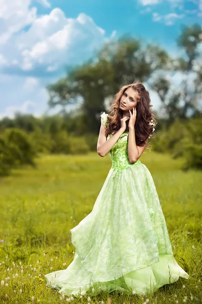 Portrait of a young beautiful woman on the nature — Stock Photo, Image