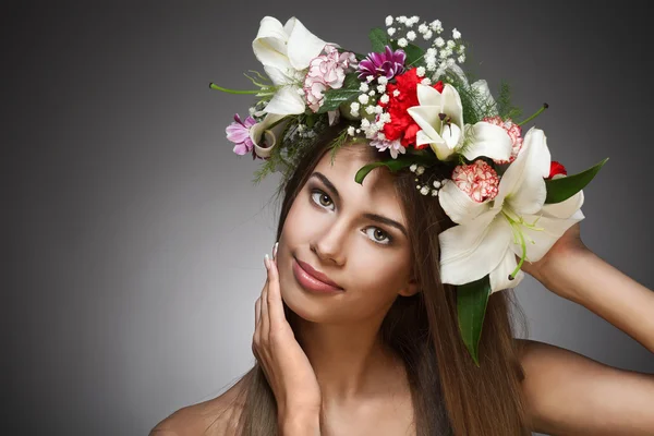 Mulher bonita com coroa de flores. Espaço para texto . — Fotografia de Stock