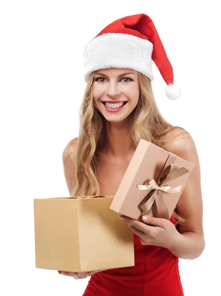 Mulher feliz Natal, segurando o presente usando fantasia de Papai Noel — Fotografia de Stock