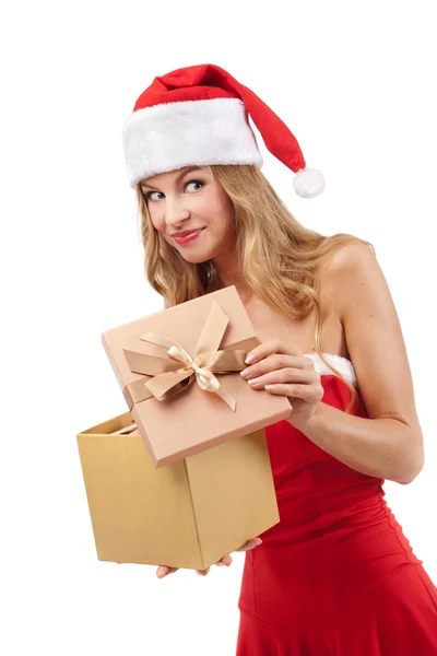 Щаслива Різдвяна жінка тримає подарунки в костюмі Санти — стокове фото