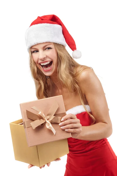 Glad jul kvinna med gåvor bär santa dräkt — Stockfoto