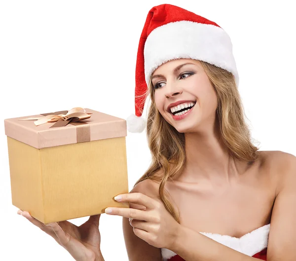 Mulher feliz Natal, segurando o presente usando fantasia de Papai Noel — Fotografia de Stock