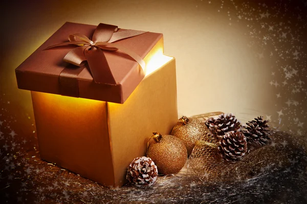 Goldgeschenk zu Weihnachten — Stockfoto