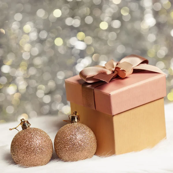Caja de regalo de Navidad con bolas de Navidad —  Fotos de Stock