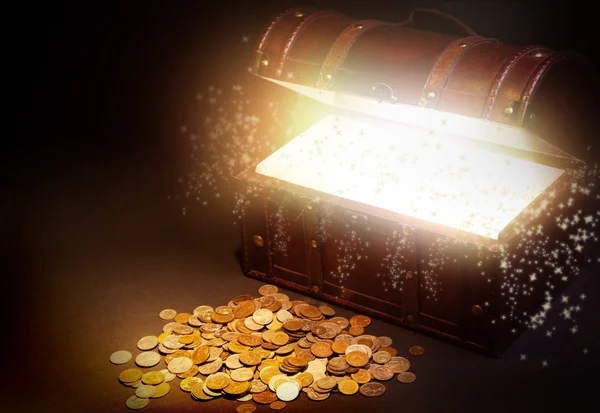 Old wooden treasure chest with strong glow from inside. — Stock Photo, Image