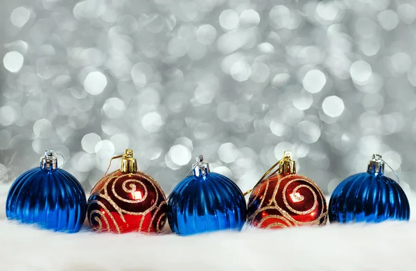 Weihnachtskugeln auf abstraktem Hintergrund — Stockfoto