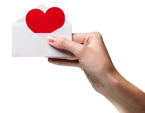 A mão da mulher segurando um envelope com um sinal do isolamento do coração — Fotografia de Stock