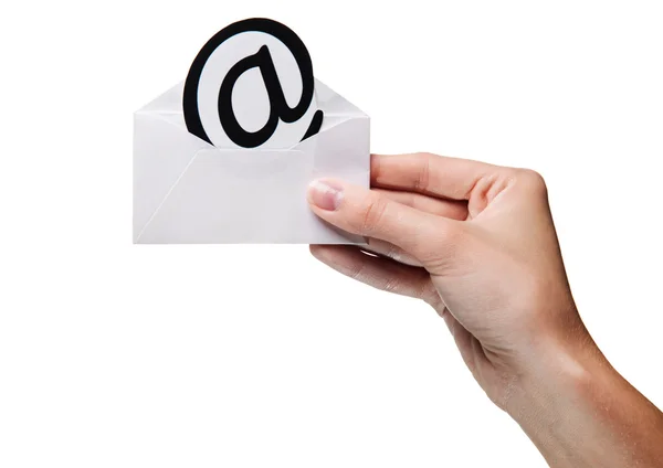 Mano de mujer sosteniendo un sobre con un signo de la isola de correo electrónico —  Fotos de Stock