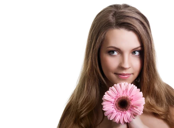 Closeup portrait d'une jolie jeune femme tenant une fleur rose — Photo