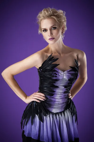 Das Bild einer schönen luxuriösen Frau auf violettem Hintergrund. s — Stockfoto