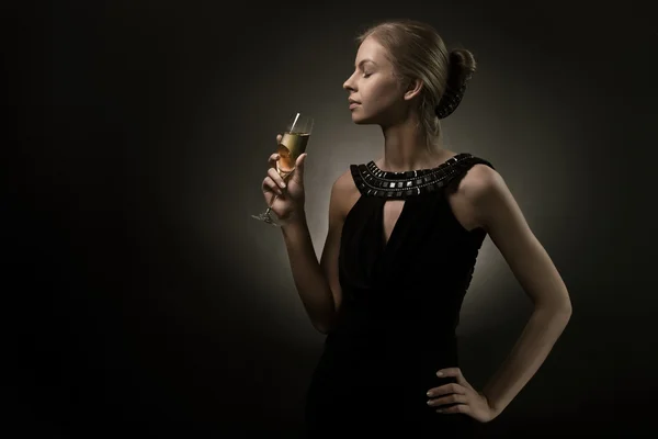 Kvinna med vin glas i handen — Stockfoto