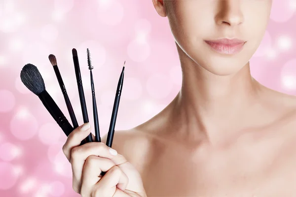 Retrato de mujer hermosa con cepillos para el maquillaje —  Fotos de Stock