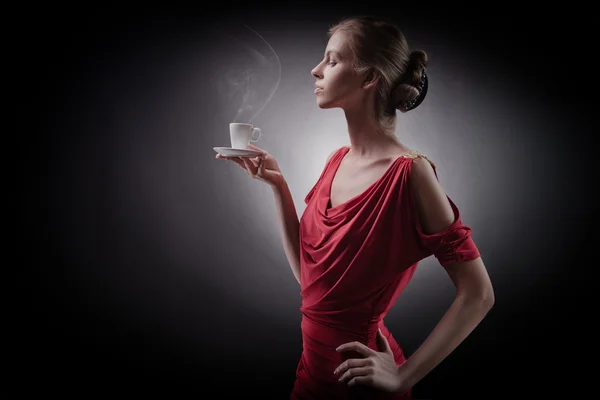 Elegante vrouw met een heerlijk geurende koffie in handen — Stockfoto