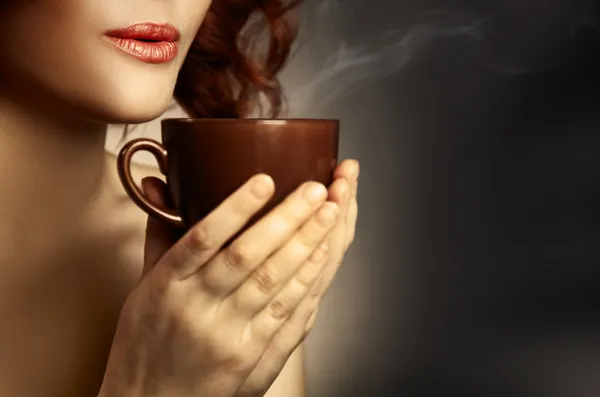 Mooie vrouw koffie drinken. ruimte voor tekst — Stockfoto