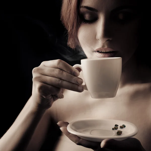Όμορφη γυναίκα που πίνει καφέ. χώρο για κείμενο — Φωτογραφία Αρχείου
