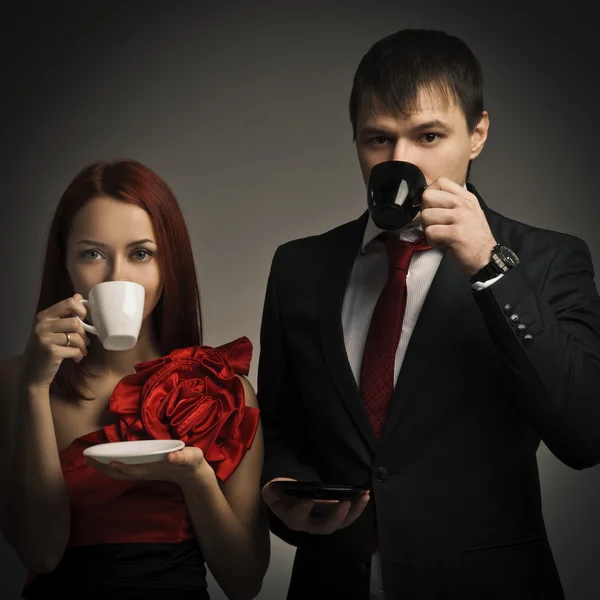 Mladí elegantní páry pití kávy — Stock fotografie