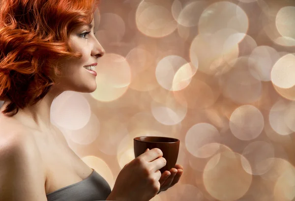 Junge hübsche Frau trinkt Kaffee — Stockfoto