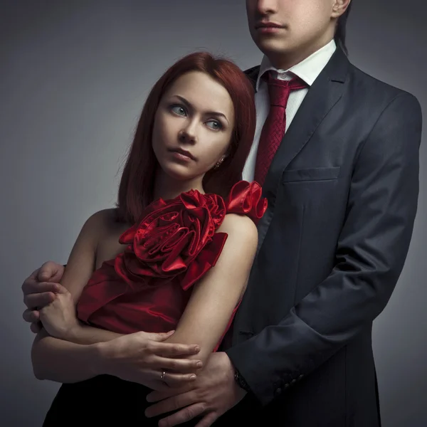 Portret młodych eleganckich par w czułej namiętności — Zdjęcie stockowe