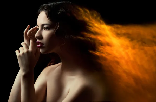 Foto de mulher bonita com cabelo ardente no fundo preto — Fotografia de Stock