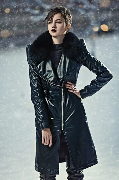 革のコートでスタイリッシュなブルネットの女性 — ストック写真