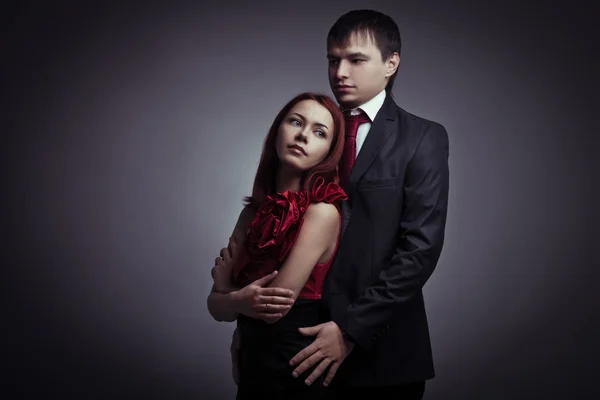 Ritratto di giovani coppie eleganti nella tenera passione — Foto Stock