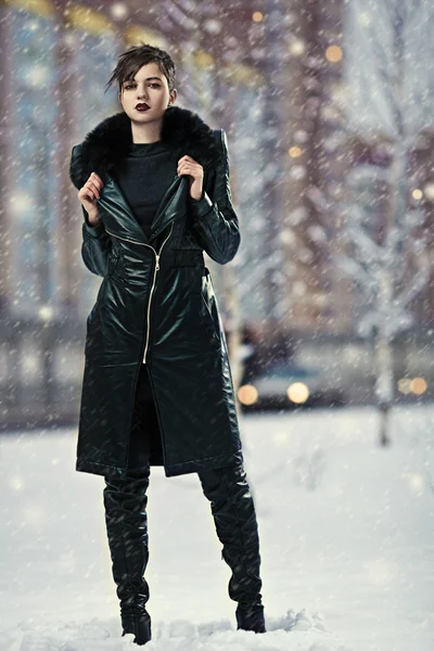 Elegante donna bruna in cappotto di pelle — Foto Stock