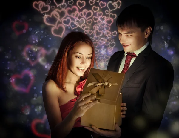 Feliz hombre dando regalo a su amada — Foto de Stock