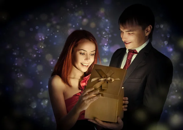 Mutlu bir adam onun sevgili için hediye vermek — Stok fotoğraf