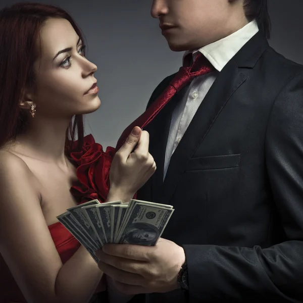 时尚的年轻夫妇和金钱 — 图库照片