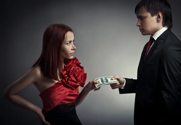 时尚的年轻夫妇和金钱 — 图库照片