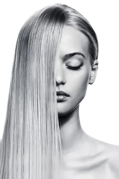 Prachtige blond meisje. gezonde lange haren. BW afbeelding — Stockfoto
