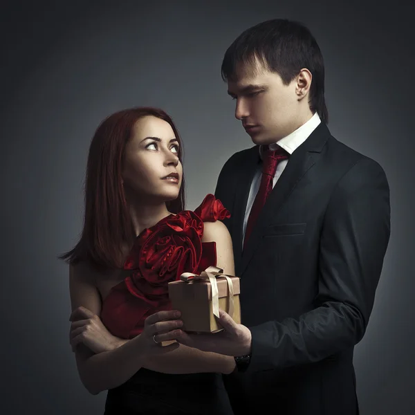 Άνθρωπος που δίνει δώρο στην αγαπημένη του. ρομαντική εικόνα — Φωτογραφία Αρχείου