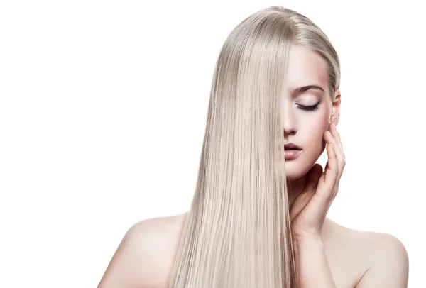 Krásná blondýnka. zdravé dlouhé vlasy. prostor pro text — Stock fotografie