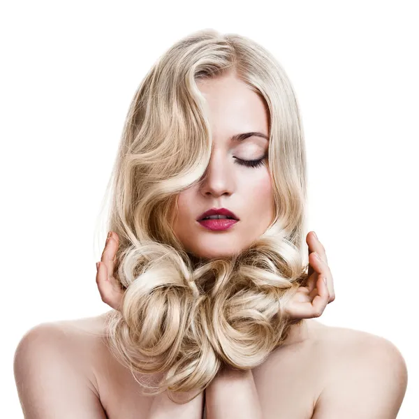Schöne blonde Mädchen. gesunde lange lockige Haare. — Stockfoto