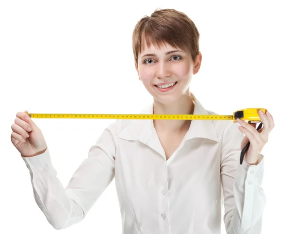 Mujer con una camisa blanca sosteniendo una cinta métrica disparada en la s — Foto de Stock