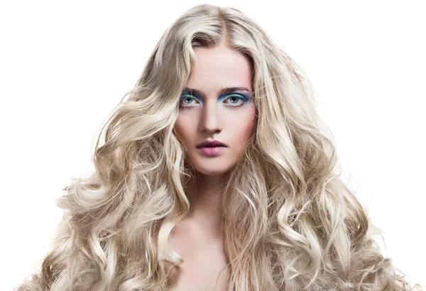 Gyönyörű szőke lány. egészséges hosszú göndör haj. — Stock Fotó