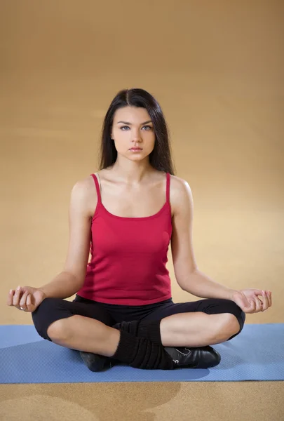 Portrait of healthy young woman practicing yoga on exercising ma — Stock Photo, Image