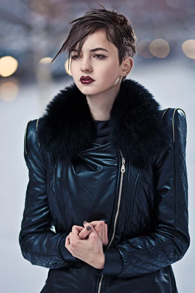 Tyylikäs brunette nainen musta takki — kuvapankkivalokuva