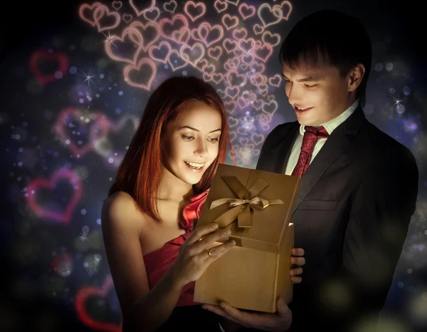 Happy man giving gift to his beloved — Stock Photo, Image