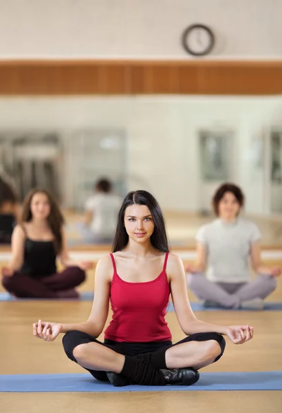 Portret van gezonde jonge vrouw beoefenen van yoga op uitoefening ma — Stockfoto